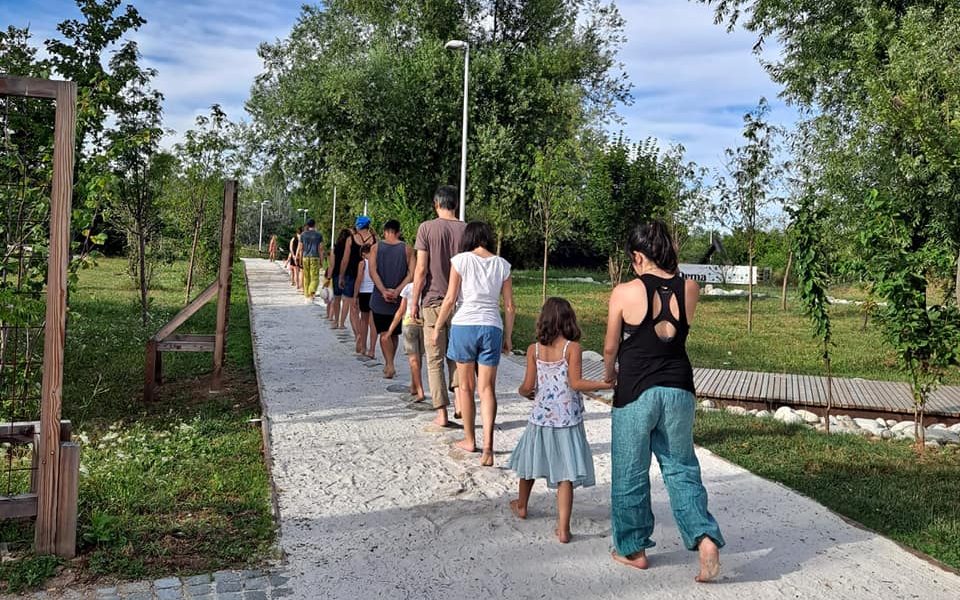Un momento di tranquillità e connessione interiore attraverso la pratica del barefooting.